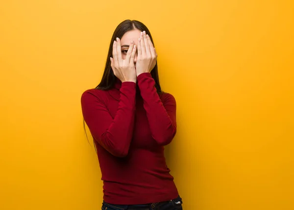 智力年轻女孩感到担心和害怕 — 图库照片