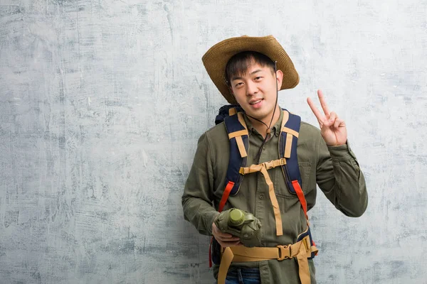 Jovem Explorador Chinês Homem Mostrando Número Dois — Fotografia de Stock