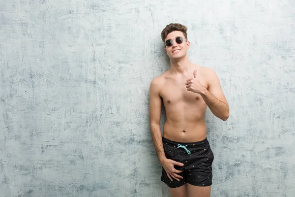 Joven Hombre Caucásico Con Traje Baño Sonriendo Levantando Pulgar Hacia —  Fotos de Stock