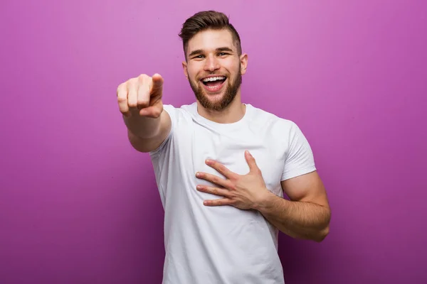 Homem Branco Bonito Jovem Aponta Com Dedo Polegar Distância Rindo — Fotografia de Stock