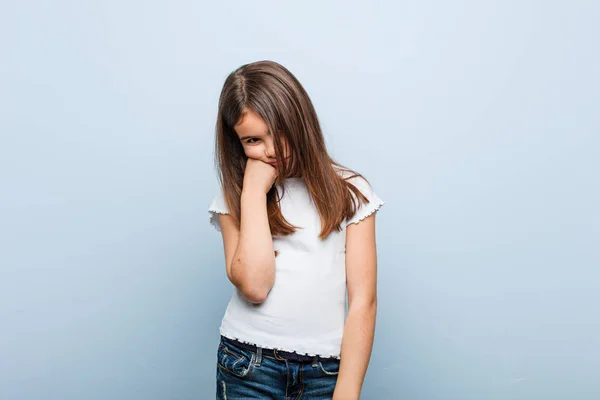 Menina Bonito Que Sente Triste Pensativo Olhando Para Espaço Cópia — Fotografia de Stock