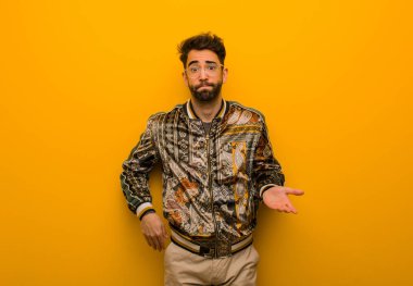 Genç serin adam şaşkın ve şüpheli