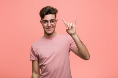 Genç havalı beyaz adam boynuzlarını devrim konsepti olarak gösteriyor..