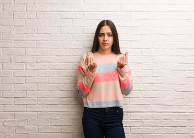 Genç modern kadının gereksiniminin bir jest yapması