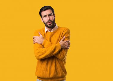 Düşük sıcaklık nedeniyle soğuk gidiyor genç doğal adam