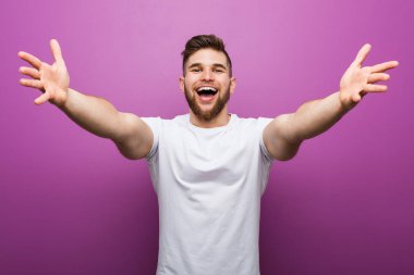 Genç yakışıklı beyaz adam kameraya sarıldığı için kendinden emin..