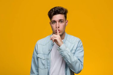 Kot gömlek giyen genç yakışıklı bir öğrenci ya sır saklıyor ya da sessizlik istiyor..