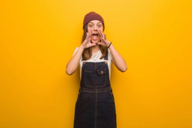 Genç hippi kadın bağırıyor, mutlu bir şeyler söylüyor.