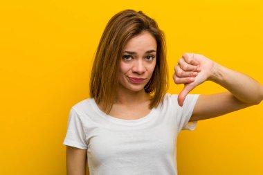 Genç, beyaz bir kadın hoşlanmadığı jestler yapıyor, reddediyor. Anlaşmazlık konsepti.