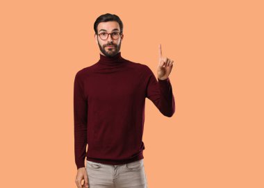 Bir numara gösteren genç doğal adam