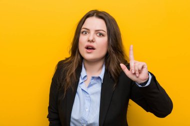 Genç ve beyaz bir iş kadınının bir fikri, ilham konsepti var..