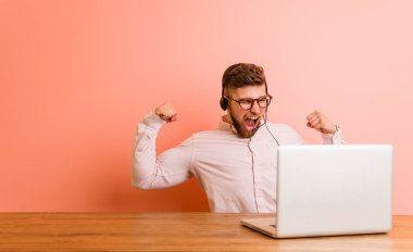 Çağrı merkezinde çalışan genç adam zaferden sonra yumruk kaldırıyor, kazanan konsept..