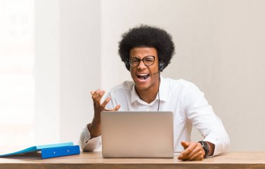 Genç pazarlamacı siyahi adam çok korkmuş ve korkmuş.