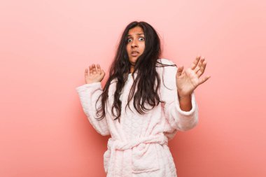 Pijama giyen genç Hintli kadın, yakın bir tehlike nedeniyle şoka uğruyor.