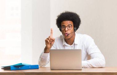 Genç pazarlamacı siyahi adamın harika bir fikri var, yaratıcılık kavramı.