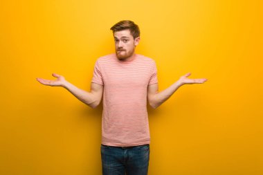 Genç Redhead adam karıştı ve şüpheli