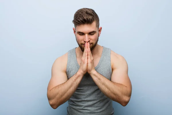 Genç Yakışıklı Fitness Adamı Ele Tutuşuyor Ağız Kenarında Dua Ediyor — Stok fotoğraf