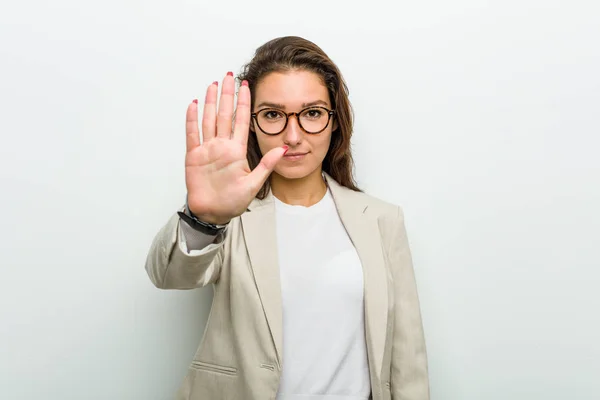 Młoda Europejska Kobieta Biznesu Stoi Wyciągniętą Ręką Pokazując Znak Stopu — Zdjęcie stockowe