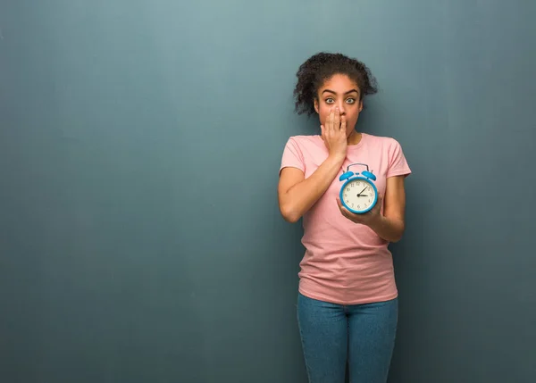 Jonge Zwarte Vrouw Erg Bang Bang Verborgen Houdt Een Wekker — Stockfoto