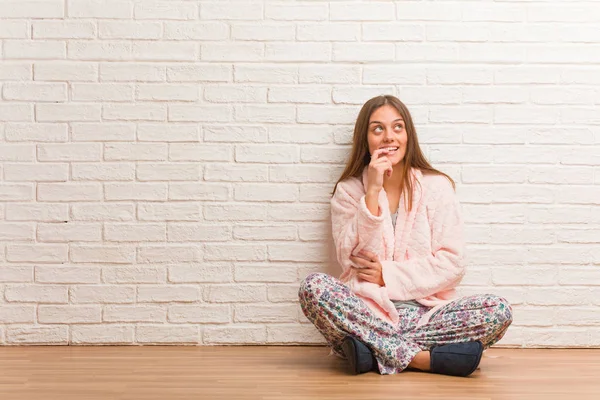 Jonge Vrouw Pyjama Ontspannen Denken Iets Zoek Naar Een Kopieerruimte — Stockfoto