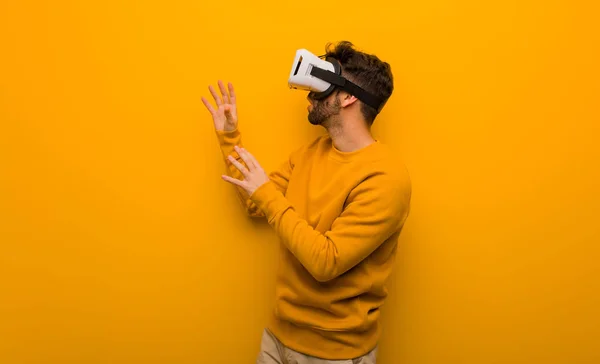 Jovem Vestindo Óculos Realidade Virtual — Fotografia de Stock