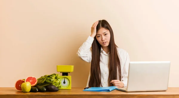 Jovem Nutricionista Mulher Chinesa Trabalhando Com Seu Laptop Cansado Muito — Fotografia de Stock