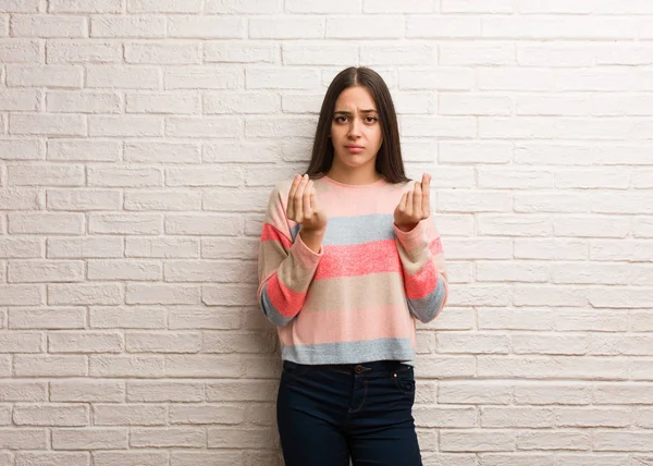 Genç modern kadının gereksiniminin bir jest yapması