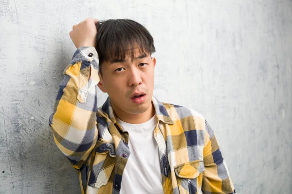 Junge Chinesische Mann Gesicht Nahaufnahme Besorgt Und Überwältigt — Stockfoto