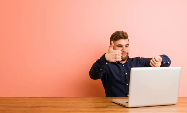 Jongeman Werken Met Zijn Laptop Tonen Duimen Omhoog Duimen Omlaag — Stockfoto