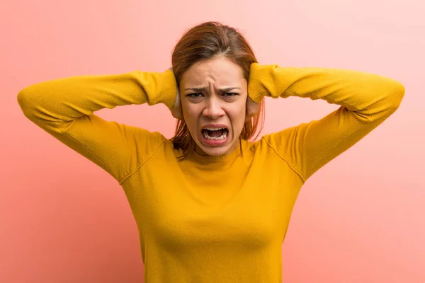 Ung Söt Ung Kvinna Täcker Öronen Med Händerna Försöker Att — Stockfoto