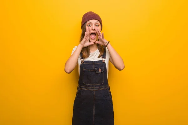 Joven Mujer Hipster Gritando Algo Feliz Frente — Foto de Stock