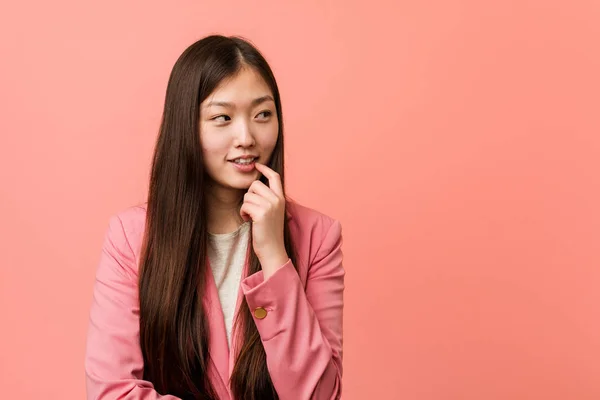 Mladá Obchodní Číňanka Růžovém Obleku Uvolněně Přemýšlet Něčem Dívá Kopii — Stock fotografie