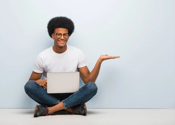 Jonge Zwarte Man Zittend Vloer Met Een Laptop Bedrijf Iets — Stockfoto