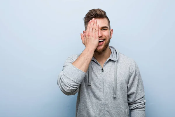 Jonge Knappe Fitnessman Heeft Plezier Helft Van Het Gezicht Met — Stockfoto