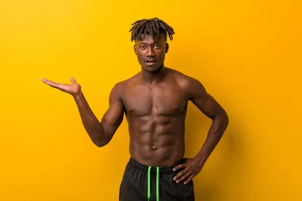 Joven Hombre Negro Sin Camisa Con Traje Baño Mostrando Espacio — Foto de Stock