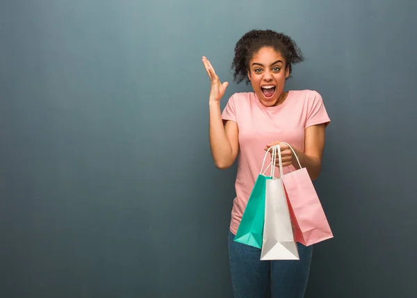 Genç Siyahi Kadın Zaferi Başarıyı Kutluyor Elinde Bir Alışveriş Çantası — Stok fotoğraf