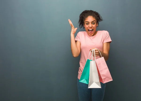 Jovem Negra Celebrando Uma Vitória Sucesso Ela Está Segurando Sacos — Fotografia de Stock