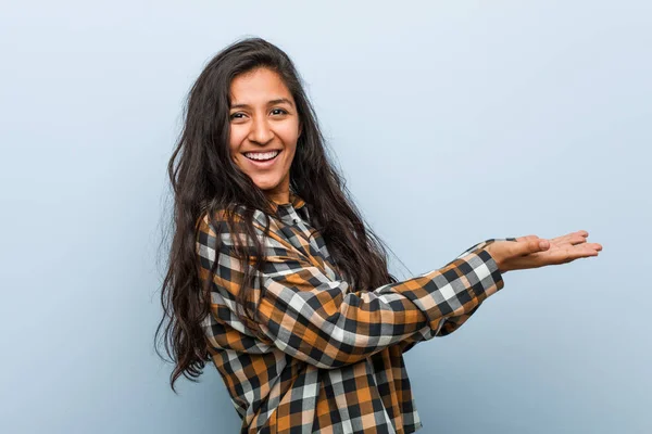 Jonge Coole Indiaanse Vrouw Met Een Kopieerruimte Een Palm — Stockfoto