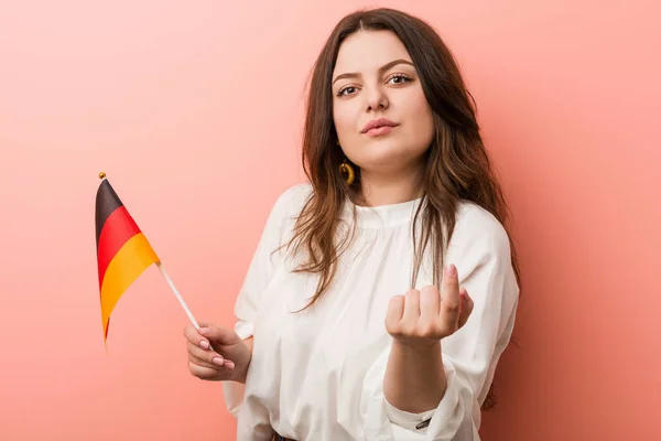 Jeune Femme Courbée Taille Tenant Drapeau Allemand Pointant Doigt Vers — Photo