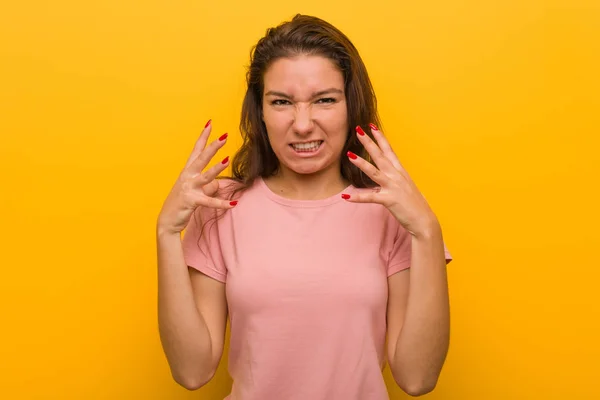 Giovane Donna Europea Isolato Sfondo Giallo Sconvolto Urlando Con Mani — Foto Stock