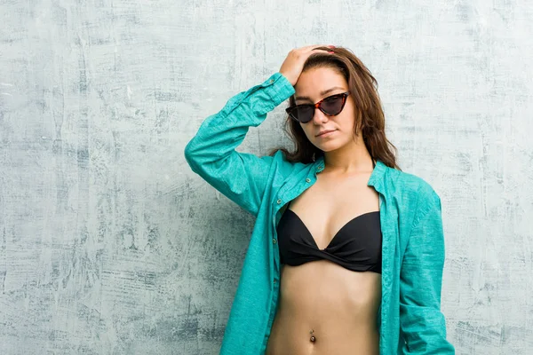 Bikini Giyen Genç Avrupalı Kadın Bir Şey Unutuyor Alnına Avuç — Stok fotoğraf