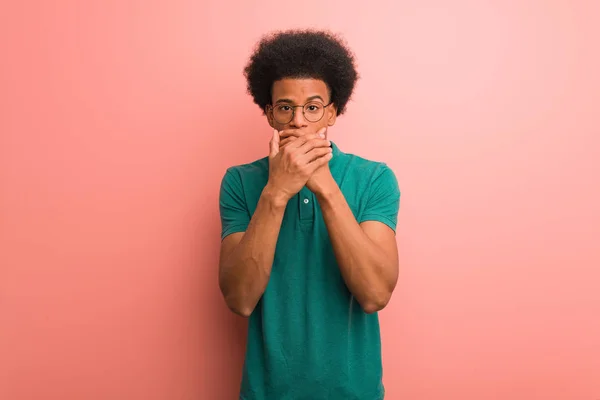 Joven Afroamericano Hombre Sobre Una Pared Rosa Sorprendido Sorprendido — Foto de Stock