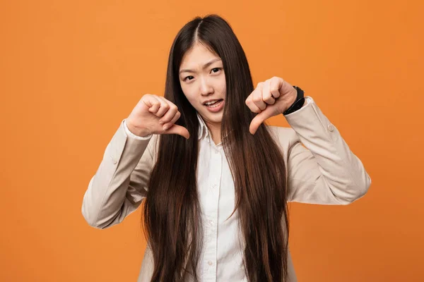 Joven Mujer China Negocios Mostrando Pulgar Hacia Abajo Expresando Aversión — Foto de Stock