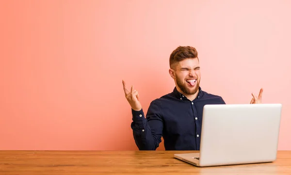 Jeune Homme Travaillant Avec Son Ordinateur Portable Montrant Geste Roche — Photo