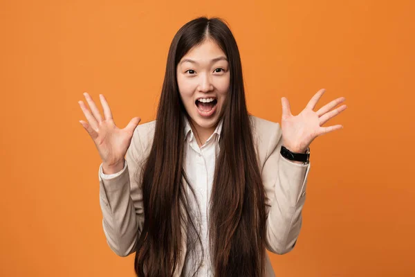 Junge Chinesische Geschäftsfrau Feiert Einen Sieg Oder Erfolg — Stockfoto
