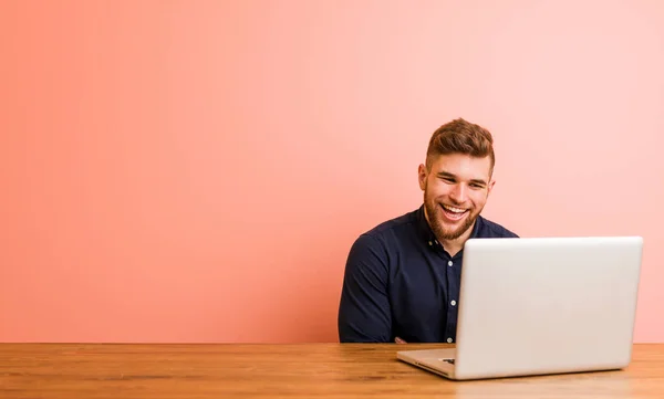 Joven Trabajando Con Portátil Riendo Divirtiéndose — Foto de Stock