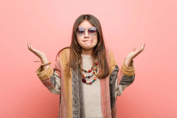 Pequena Menina Hippie Confuso Duvidoso Levantando Lhe Mãos Para Segurar — Fotografia de Stock