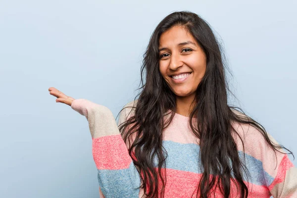 Młoda Hinduska Kobieta Mody Pokazuje Przestrzeń Dłoni Trzyma Drugą Rękę — Zdjęcie stockowe