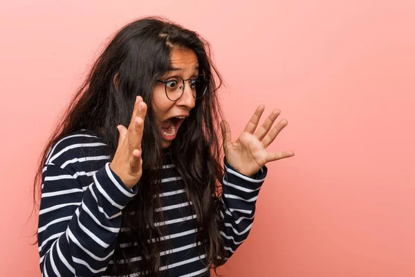 Joven Mujer India Intelectual Grita Fuerte Mantiene Los Ojos Abiertos — Foto de Stock