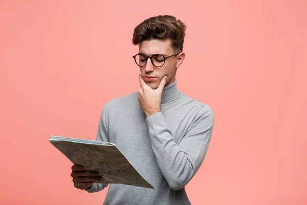 Ung Cool Man Håller Karta Stående Med Utsträckt Hand Visar — Stockfoto